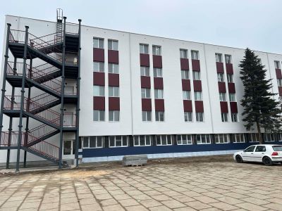 Министър Красимир Вълчев и кметът Костадин Димитров инспектираха реконструкцията на общежитието на ЕГ „Иван Вазов“