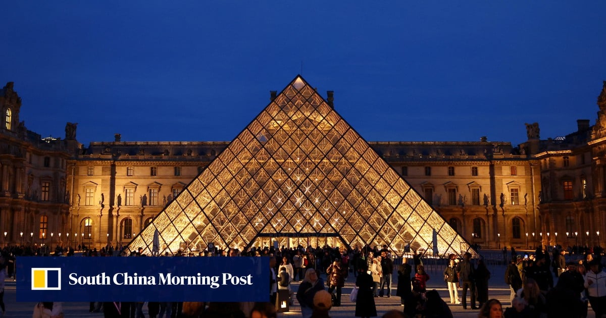 Жена, обвинена за обира в Лувъра, се разплака в съда