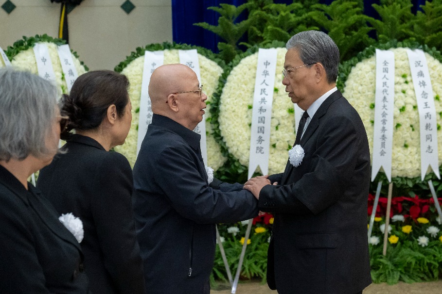 Кремирани останките на бившия лидер Уанг Бинцян